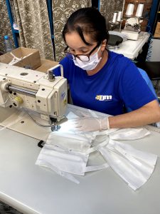Confecção de máscaras descartáveis na Aziforma