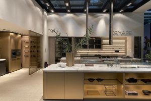 Ornare expõe luxo e sustentabilidade em cozinhas no Salone del Mobile (iSaloni)