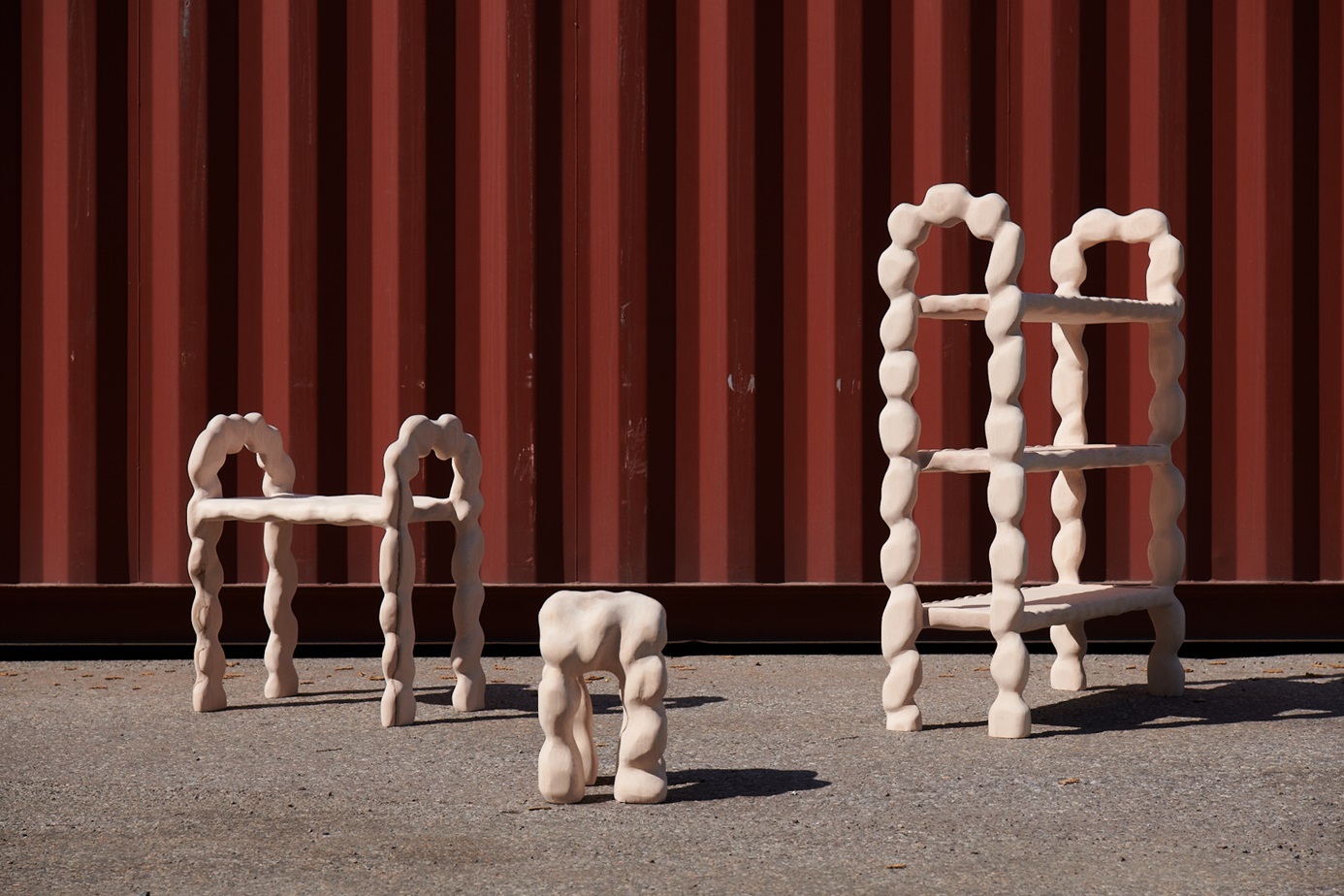 Trio de objetos de mobiliário que combinam suas geometrias de forma livre